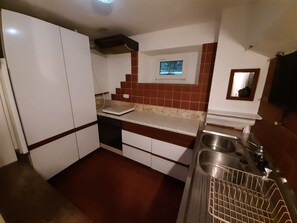 Fridge, dishwasher, coffee/tea maker