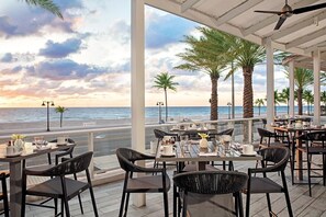 Outdoor dining - Two bedroom Residence with kitchen and balcony (Fort Lauderdale)