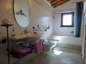 House | Bathroom | Combined shower/tub, towels