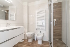 Een douche, een haardroger, handdoeken, zeep