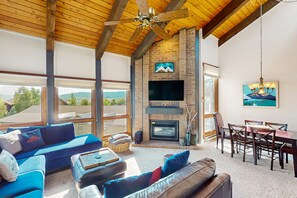 Televisión, chimenea, reproductor de DVD, estéreo