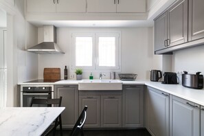 Refrigerador, cafetera de espresso, cafetera y tetera y tostadora 