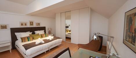 3 chambres, bureau, fer et planche Ă repasser, lit parapluie