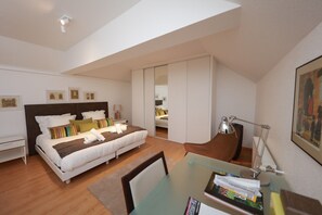 3 habitaciones, escritorio y tabla de planchar con plancha 