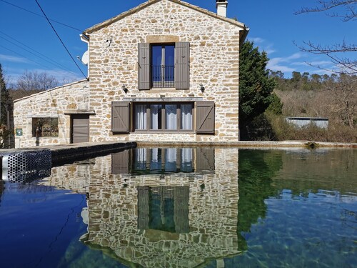 Das Toupian Becken, umgeben von Natur, im Fluss schwimmend 