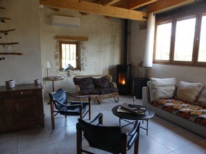 TV - The Toupian Basin, surrounded by nature, swimming in the river  (Goudargues)
