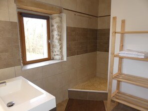 Shower, hair dryer, towels, toilet paper - The Toupian Basin, surrounded by nature, swimming in the river  (Goudargues)