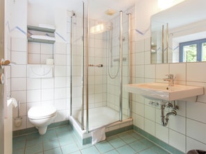 Rumah | Kamar mandi | Shower dan handuk