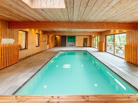 Una piscina techada, una piscina al aire libre