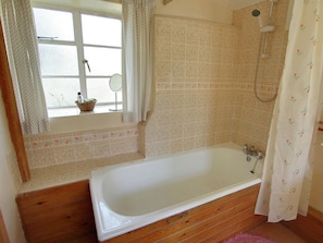 Cottage | Bathroom | Combined shower/bathtub, towels - The old Coach House of This Dairy Farm was Converted Into a Lovely Cottage (Chippenham)