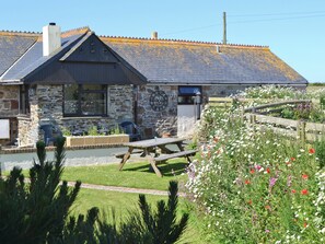 Outdoor dining - 1 bedroom accommodation in Holywell Bay, near Perranporth (Holywell Bay, near Perranporth)