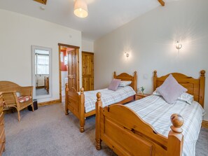 2 bedrooms, free WiFi, bed sheets - 2 bedroom accommodation in Staithes, near Whitby (Staithes, near Whitby)