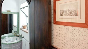 Huis | Badkamer | Een douche, handdoeken