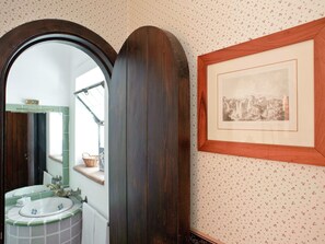 House | Bathroom | Shower, towels - Modern Holiday Home in Acireale With Pool (Aci Catena)