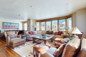 Fernseher, Kamin, Stereoanlage