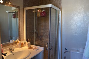 Badewanne, Haartrockner, Handtücher, Seife