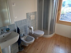 House | Bathroom | Shower, towels - Renovated, Spacious and Cosy Countryside House. Wi-fi, Garden and Swimming Pool (Lonigo)