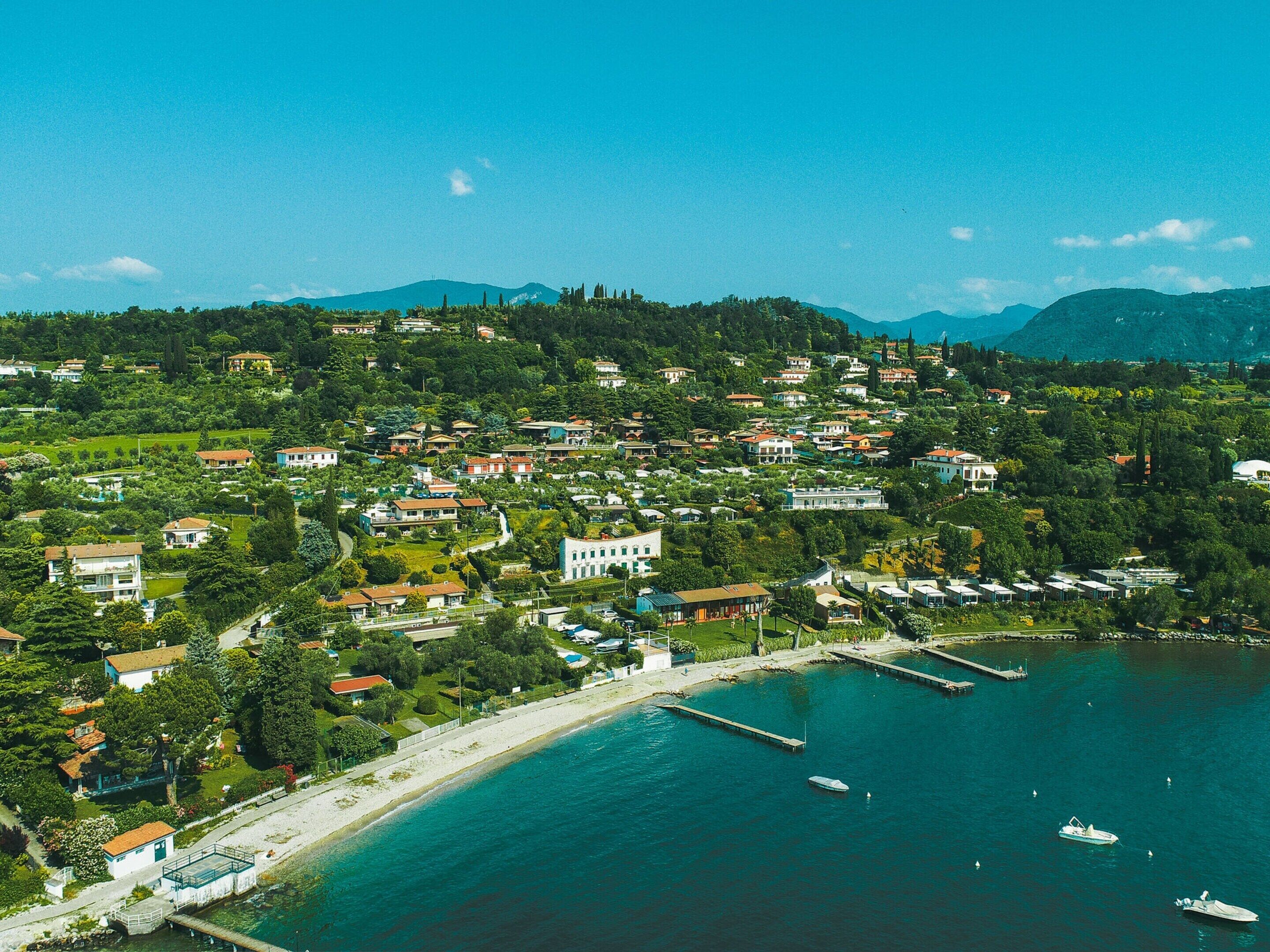 Une ville côtière dotée d’un port de plaisance, de maisons et d’une plage.