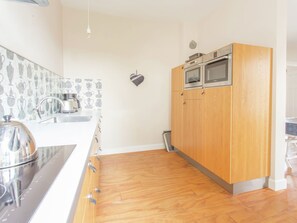 Kühlschrank, Mikrowelle, Ofen, Geschirrspüler