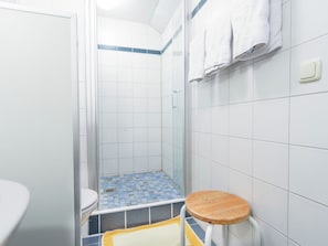 Apartment | Bathroom | Shower, towels