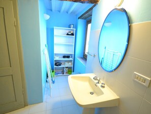 House | Bathroom - Belvilla by OYO Characteristic Tuscan Flat (Bagni di Lucca)