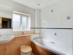 Combined shower/bathtub - Tasteful Holiday Home in East Rudham With Garden (King's Lynn)
