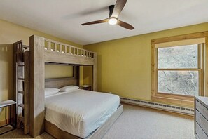 4 bedrooms, iron/ironing board, free Internet, bed sheets