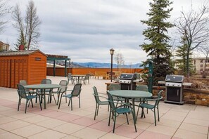 Outdoor dining - Luxury 4-Bedroom Ski-In Condo | Steamboat Springs Year-Round Mountain Getaway (Steamboat Springs)