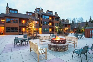 Outdoor dining - Luxury 4-Bedroom Ski-In Condo | Steamboat Springs Year-Round Mountain Getaway (Steamboat Springs)