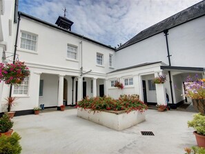 Exterior - Stunning, Luxury Holiday Home With Covered Swimming Pool and Billiards Table in Barnstaple (Barnstaple)