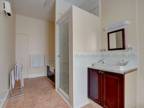 House | Bathroom | Shower, towels - Stunning, Luxury Holiday Home With Covered Swimming Pool and Billiards Table in Barnstaple (Barnstaple)