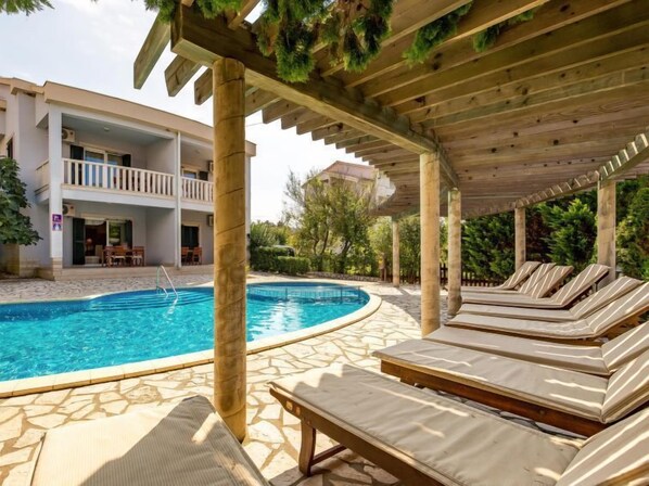 حمّام سباحة مُدفَّأ