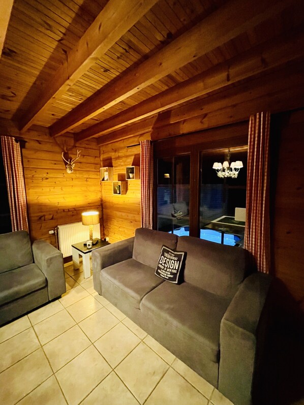 Chalet | Living room | Fireplace, DVD player