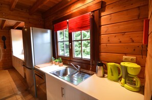 Nhà gỗ | Bếp riêng | Lò vi sóng, máy rửa bát, dụng cụ pha cà phê/trà, ghế cao cho trẻ em 