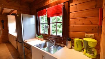 Chalet | Private kitchen | Microwave, dishwasher, coffee/tea maker, high chair