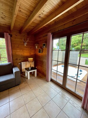 Chalet | Living room | Fireplace, DVD player - Chalet in Ardennes With Sauna & Garden (Waimes)