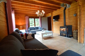 Chalet | Living room | Fireplace, DVD player - Chalet in Ardennes With Sauna & Garden (Waimes)