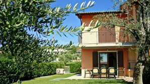 House | Property grounds - Great and Colourful Apartment Near Bardolino (Bardolino)