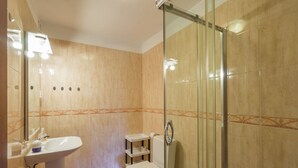 Casa | Baño | Regadera y toallas 