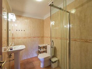 House | Bathroom | Shower, towels