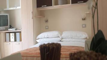 1 bedroom, cribs/infant beds, bed sheets