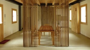 A traditional Japanese room with tatami flooring, a wooden table, and sliding doors. - Modern Accommodation, Just Renovated, Private Garden, Wifi, Near Treviso (Volpago del Montello)