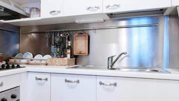 Apartment | Private kitchen | Cookware/dishes/utensils, dining tables