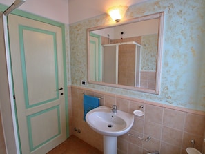House | Bathroom | Shower, towels