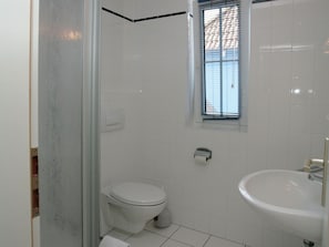 House | Bathroom | Shower, hair dryer, towels - Delightful Holiday Home in Dierhagen Strand With Terrace (Ostseebad Dierhagen)