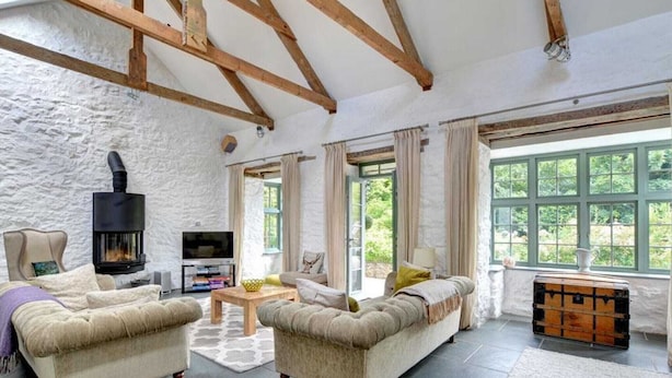 Living room - Bright Holiday Home in Saint Kew With Fireplace (Bodmin)