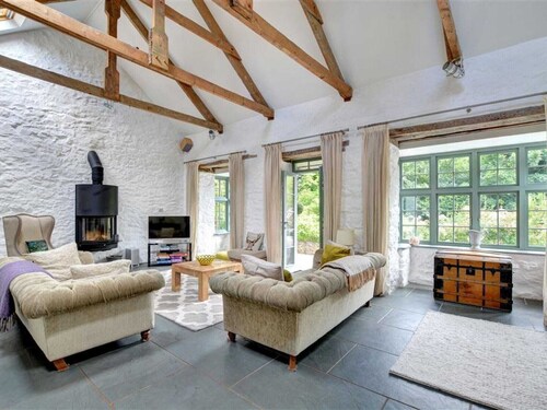 Bright Holiday Home in Saint Kew With Fireplace