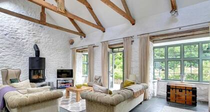 Bright Holiday Home in Saint Kew With Fireplace