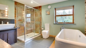 Bathroom - Bright Holiday Home in Saint Kew With Fireplace (Bodmin)