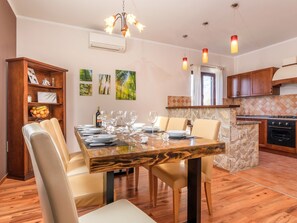 Dining - Comfortable Family Home With Pool and Garden, Covered Grill and Dining Area (Barban)